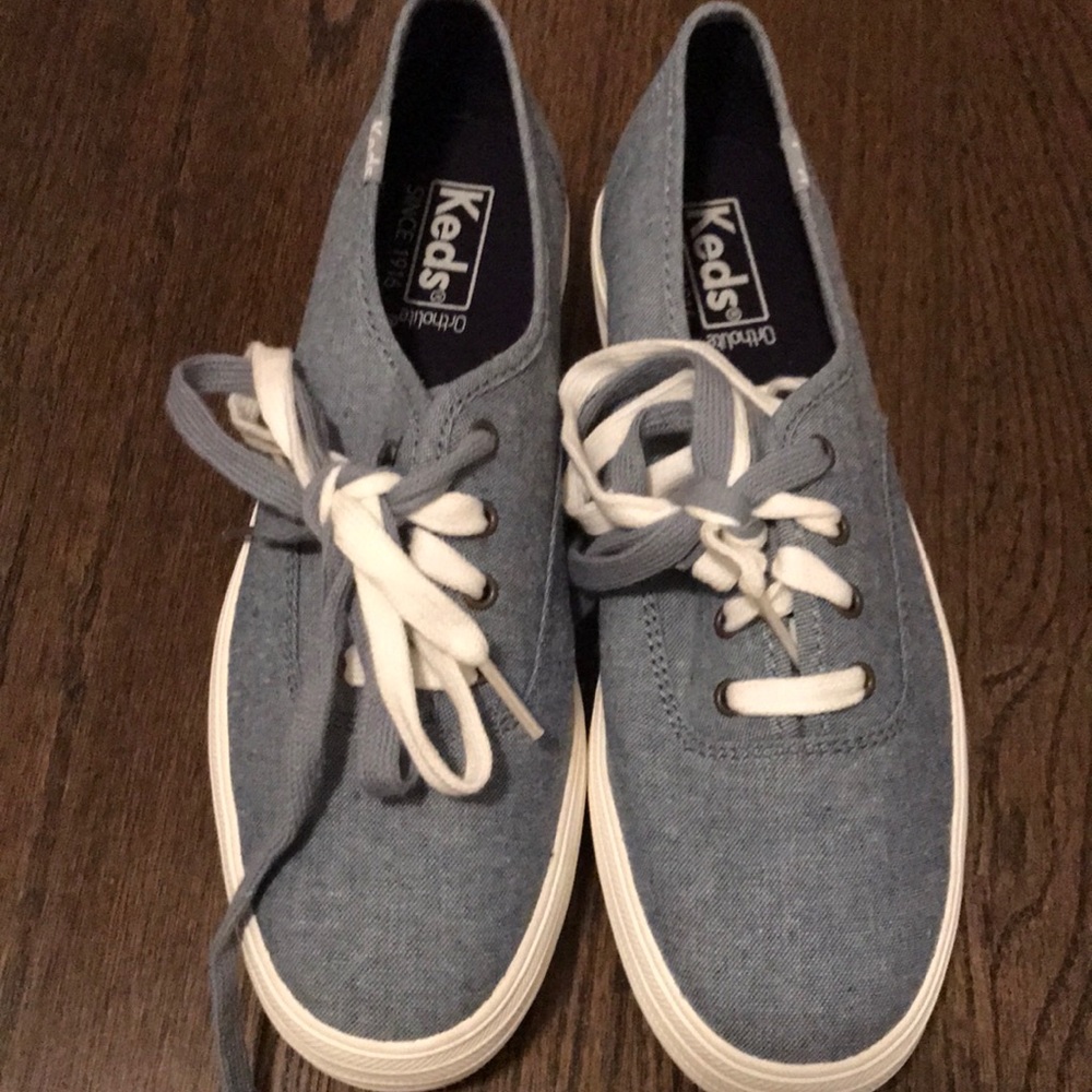 Keds triple dark blue denim sneakers. Size 7M.